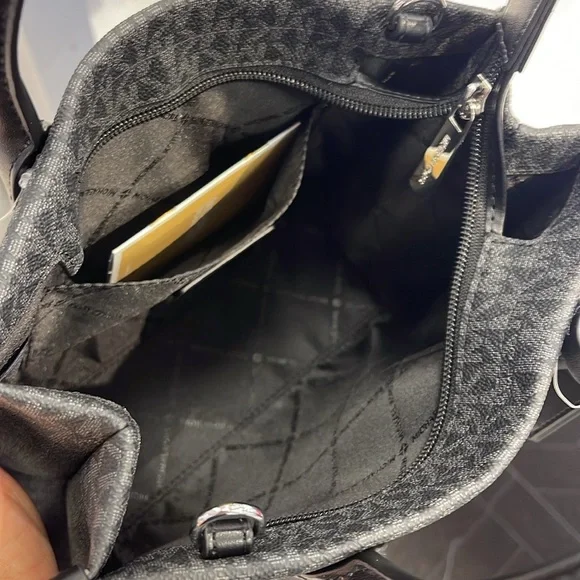 Michael Kors Mirella Small Signature Logo Crossbody Bag
Black
NWT - Picture 14 of 16